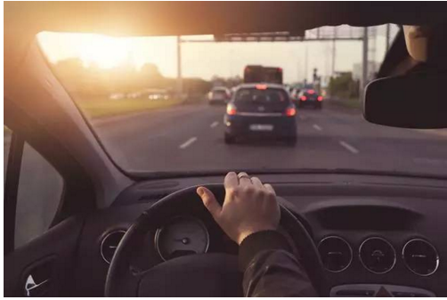 開車的這些陋習(xí)，據(jù)說會開車的人都犯過！別說你沒有！